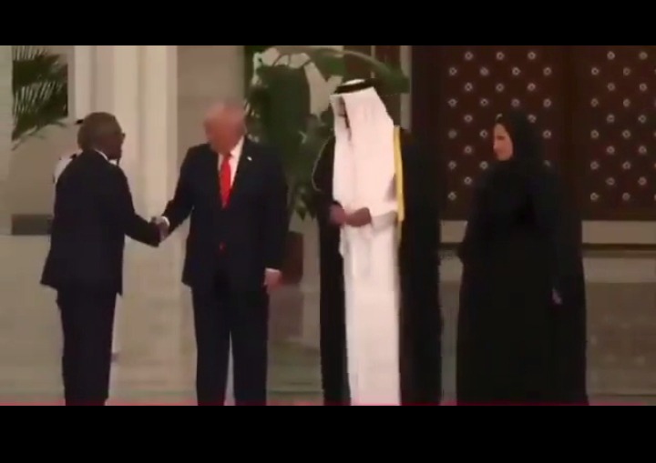 Reactions as Qatar Emir was spotted introducing Aliko Dangote to Donald Trump in Qatar Reactions as Qatar Emir was spotted introducing Aliko Dangote to Donald Trump in Qatar