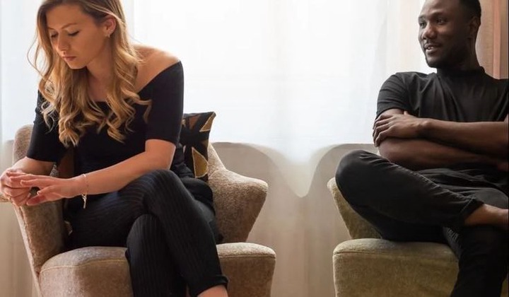 23 Signs a Married Woman is in Love with Someone Else 23 Signs a Married Woman is in Love with Someone Else