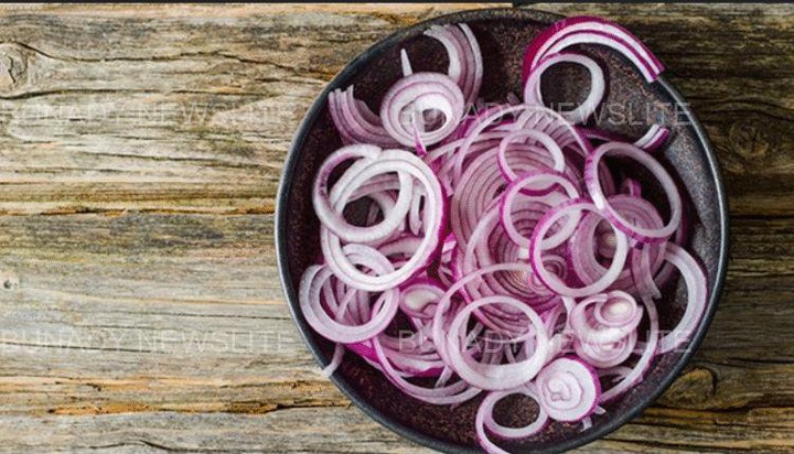 Here are 4 Reasons Why You Should Start Eating Raw Onions Here are 4 Reasons Why You Should Start Eating Raw Onions
